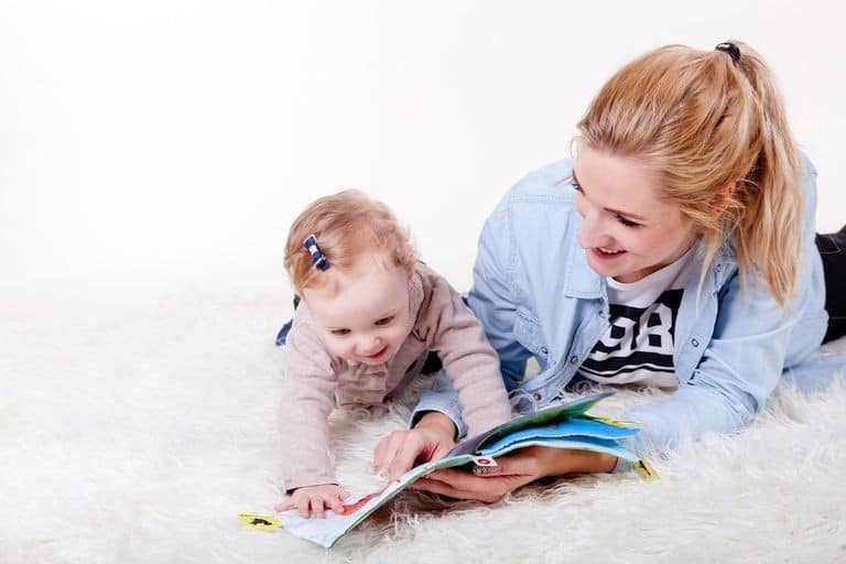 Samen een boekje lezen is goed voor de taalontwikkeling