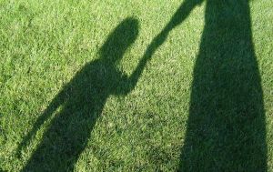 Kind houdt hand ouder vast