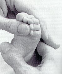 Babysmassage voetje strelen