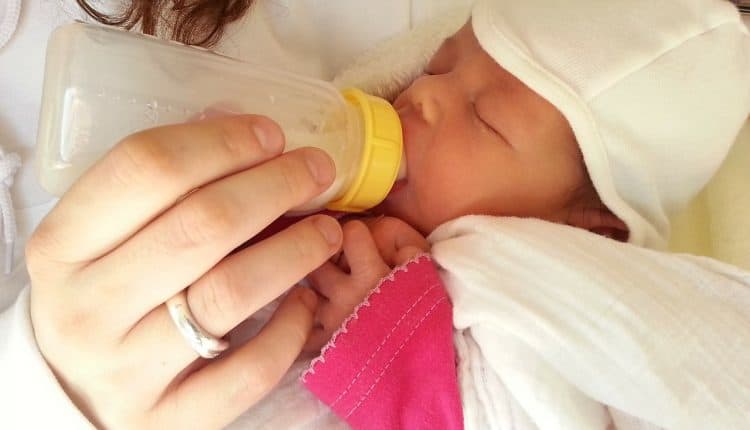 Kleine baby fles geven