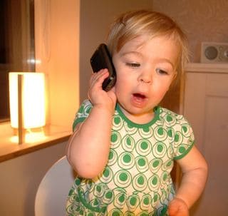Kind praat aan de telefoon