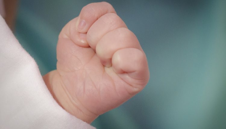 Baby vuistje lichaamstaal