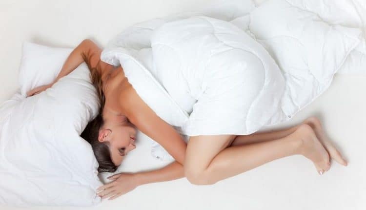 Vrouw moe in bed slapen