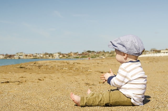 peuter aan het strand