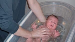 Pasgbeboren baby in bad doen