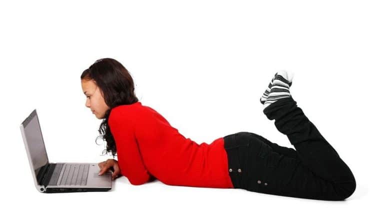Kind browst op internet op laptop