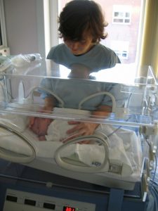 te vroeg geboren baby in couveuse