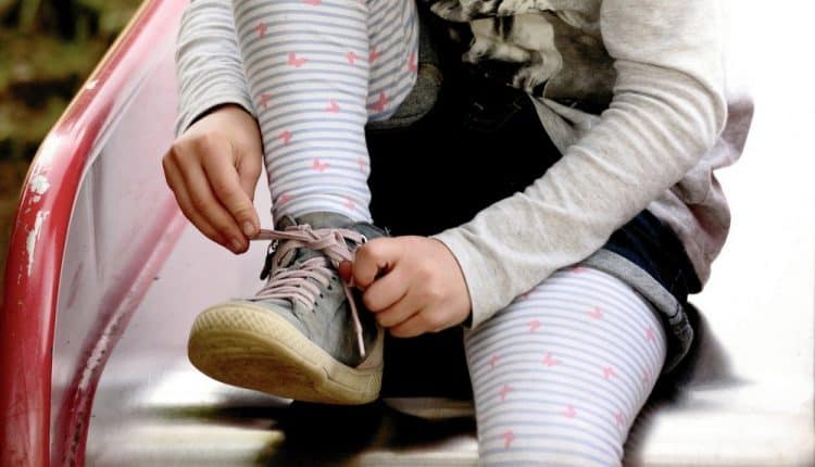 veters strikken kind schoenen