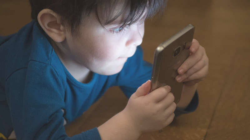 Monnik Ster Volwassen Smartphone: wanneer krijgt je kind er eentje en hoe ga je hiermee om?