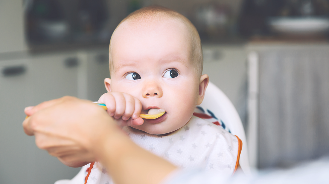 Verzakking raken Gemiddeld Baby 6 maanden oud: eten, slapen, eerste tandjes