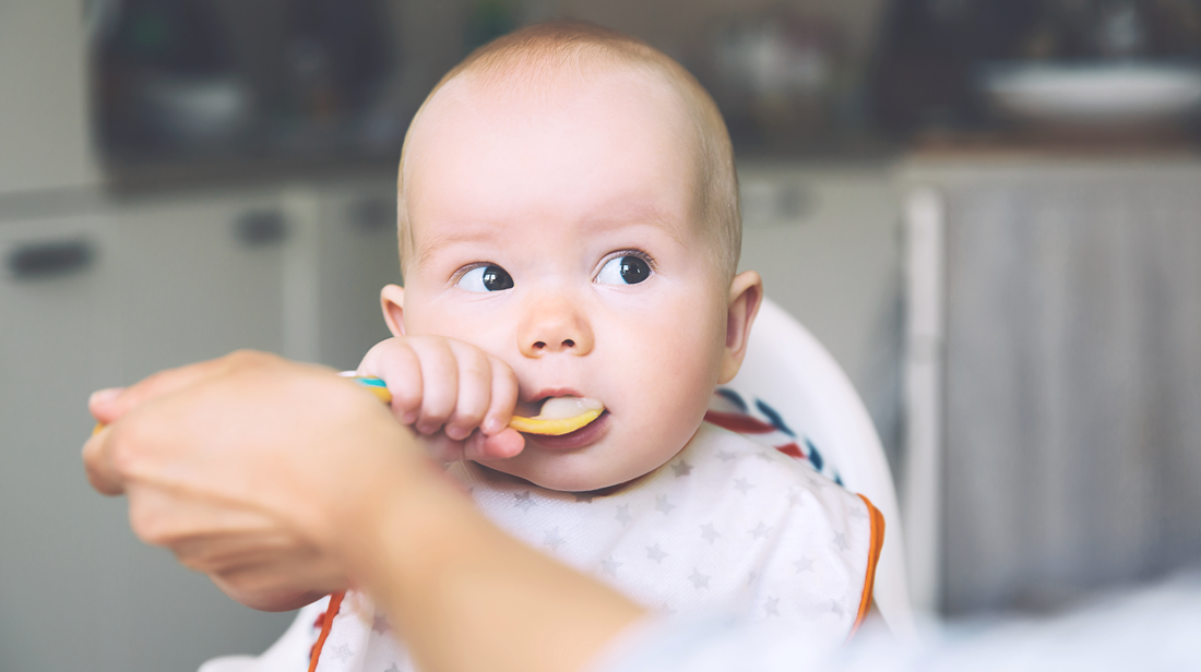 Baby 6 eten, slapen, eerste tandjes